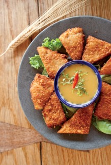 Seitan Nuggets at Roots. Photo by Shannon Zahnle