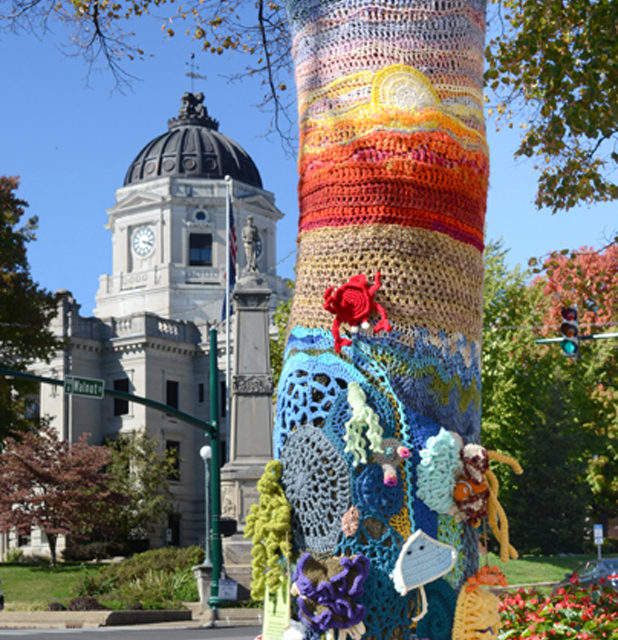 Knitting to Heal: Trees That Please Decorate Downtown (Photo Gallery)
