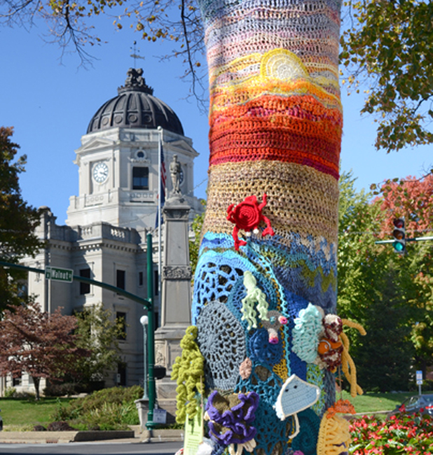 Knitting to Heal: Trees That Please Decorate Downtown (Photo Gallery)